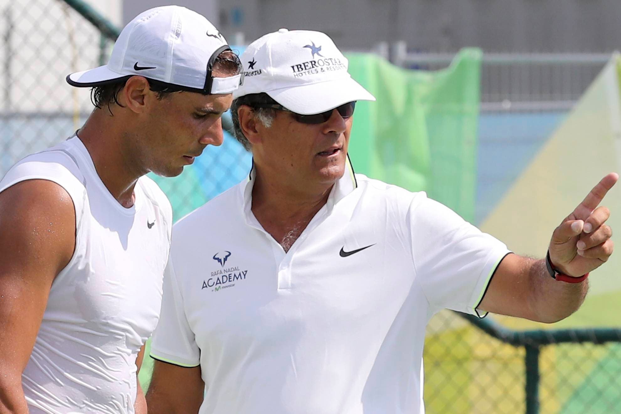 Toni Nadal, la voz de la experiencia con Rafa, aconseja a Carlos Alcaraz sobre si debe jugar o no en Roland Garros