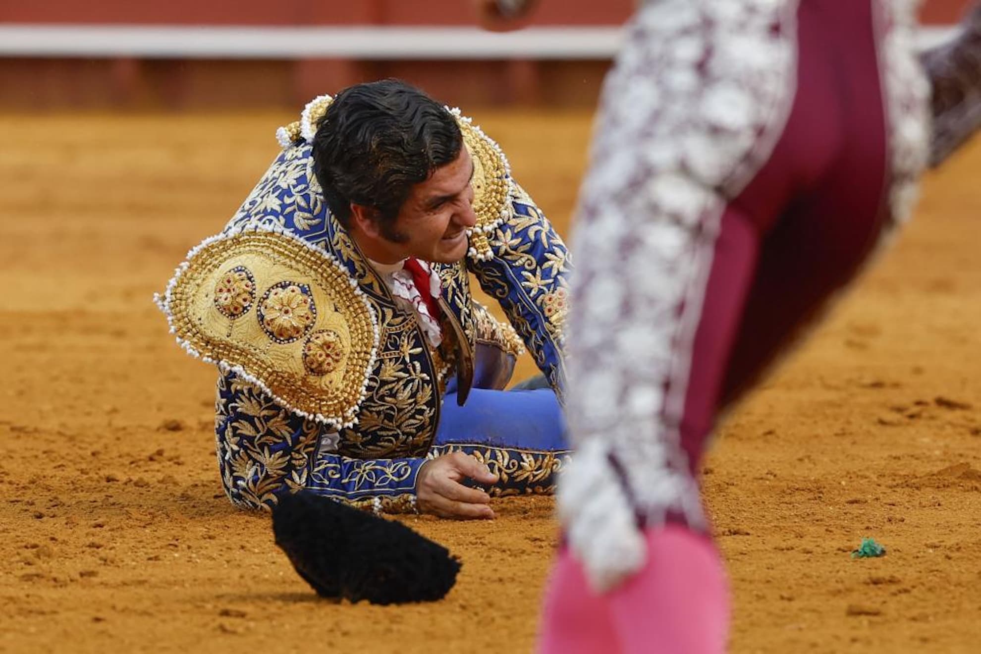 El diestro Morante de la Puebla tras sufrir una cogida durante la novena corrida de la Feria de Abril de Sevilla.
