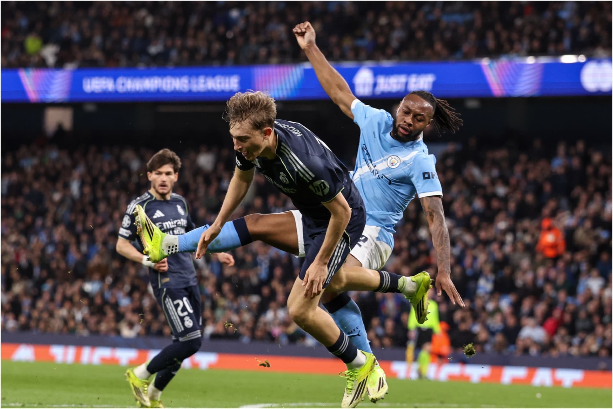 Huijsen y Semenyo durante el duelo de Champions.