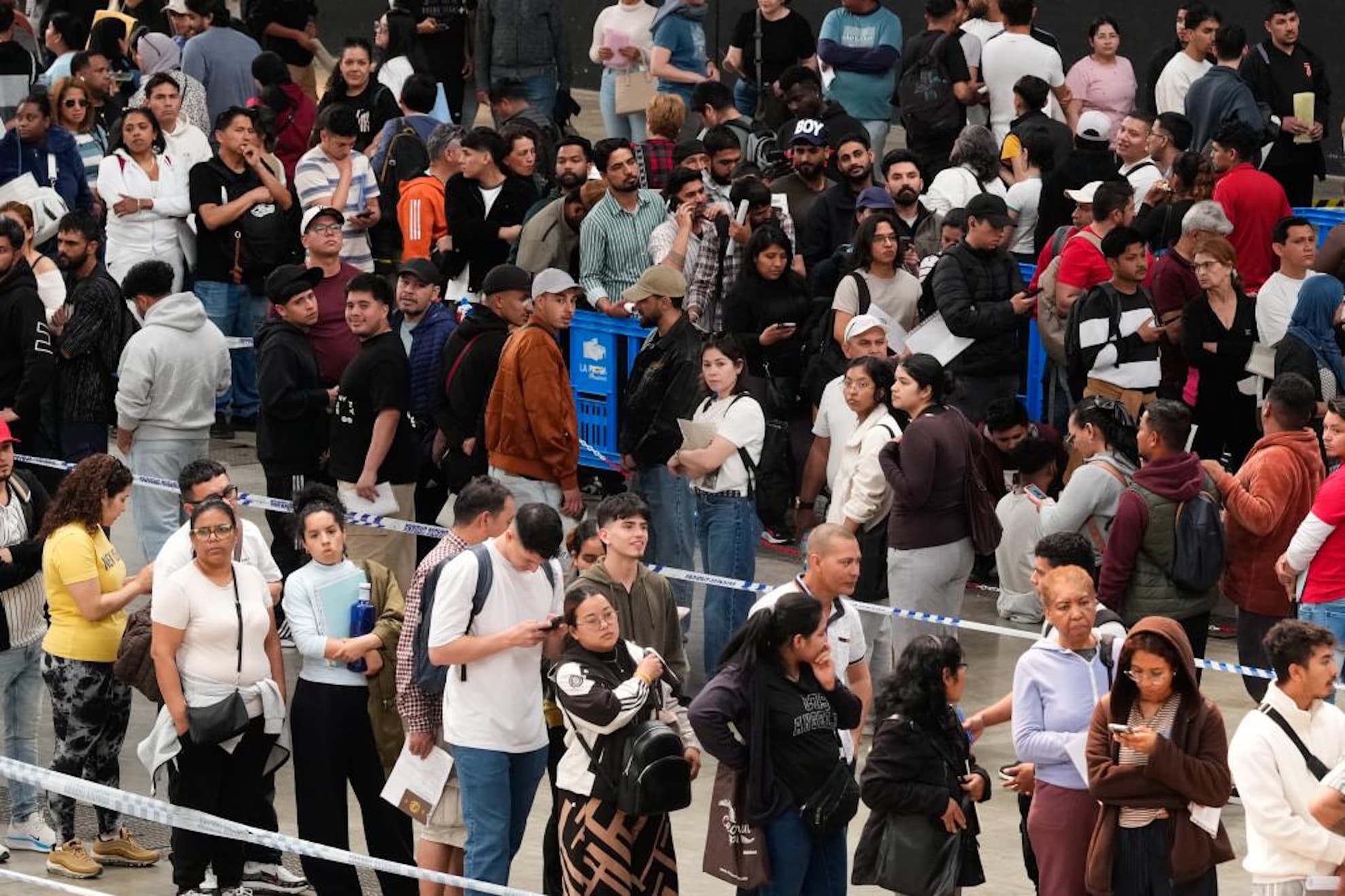 Colas para realizar los trámites de la regularización en Barcelona.