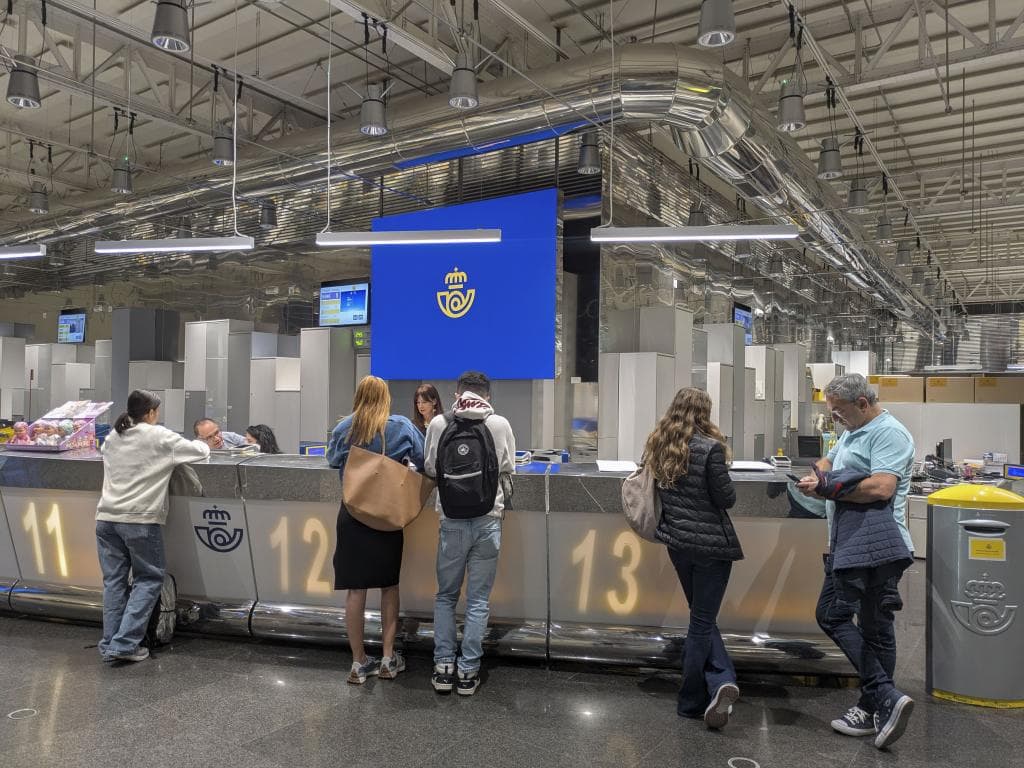 La Oficina Principal de Correos en Madrid, situada en el Paseo del Prado, donde ha empezado a tramitarse la regularización extraordinaria.