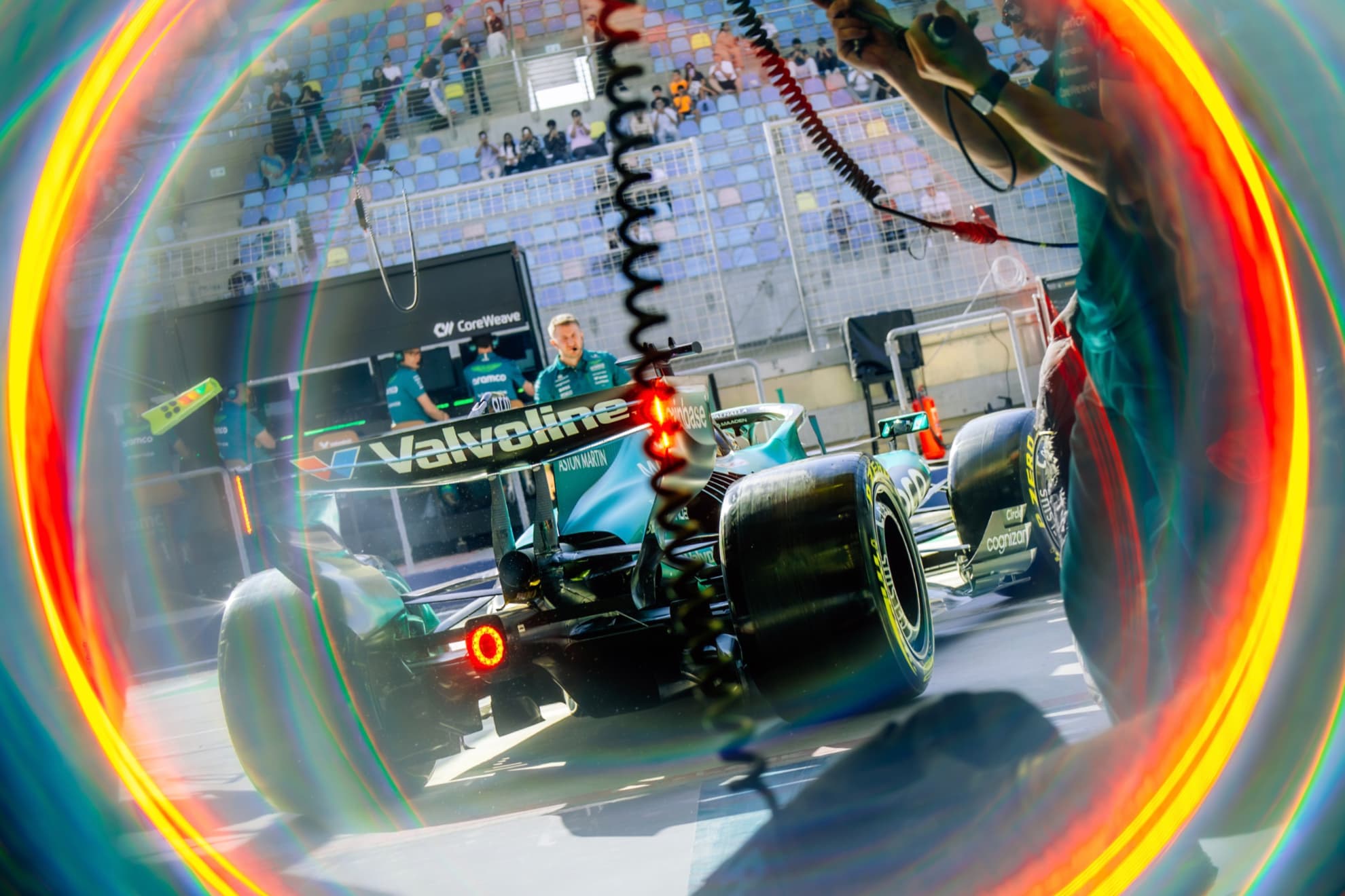 Un AMR26 sale de su box.