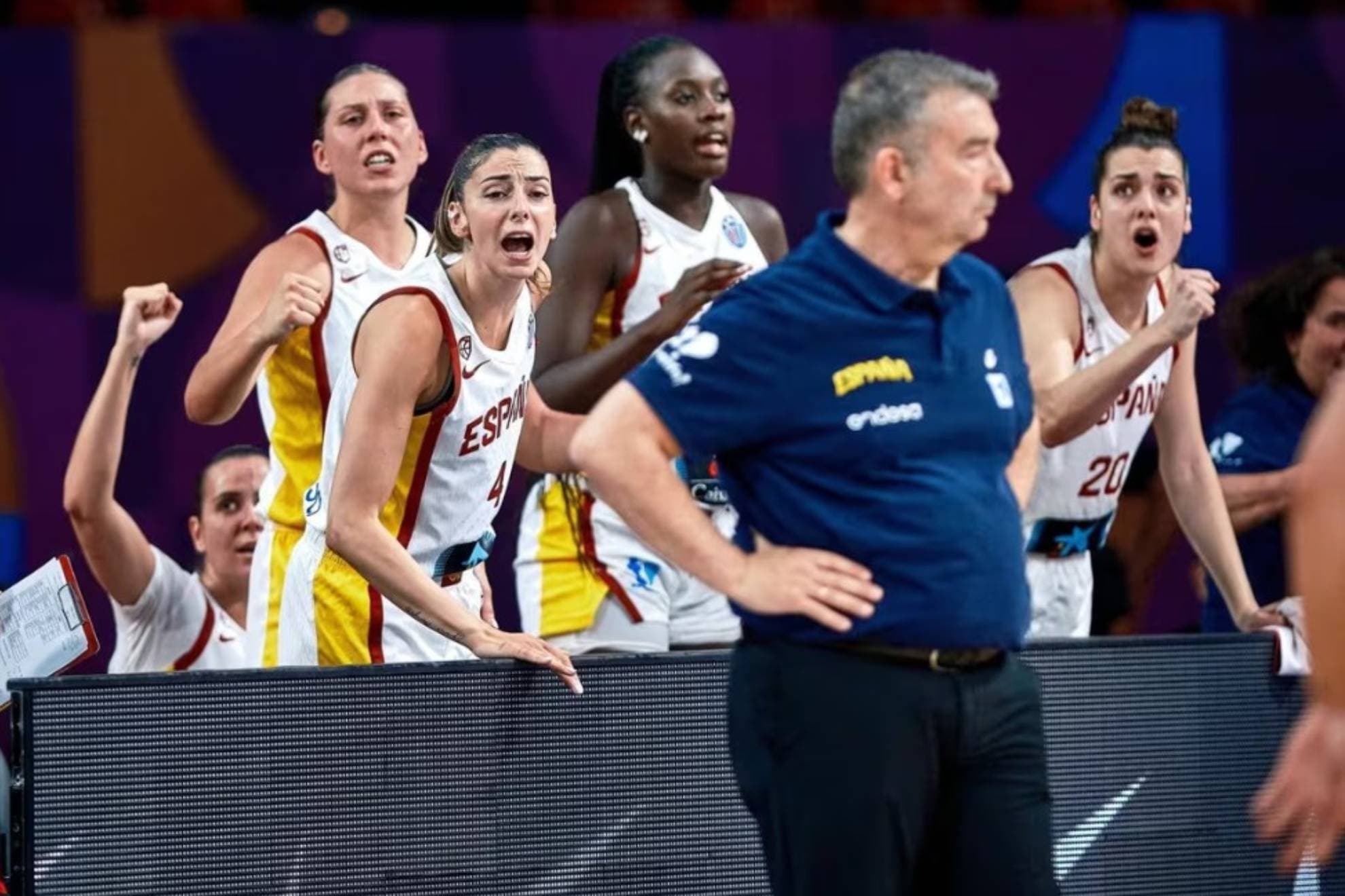 Las jugadoras de la selección española celebran una acción durante un partido.