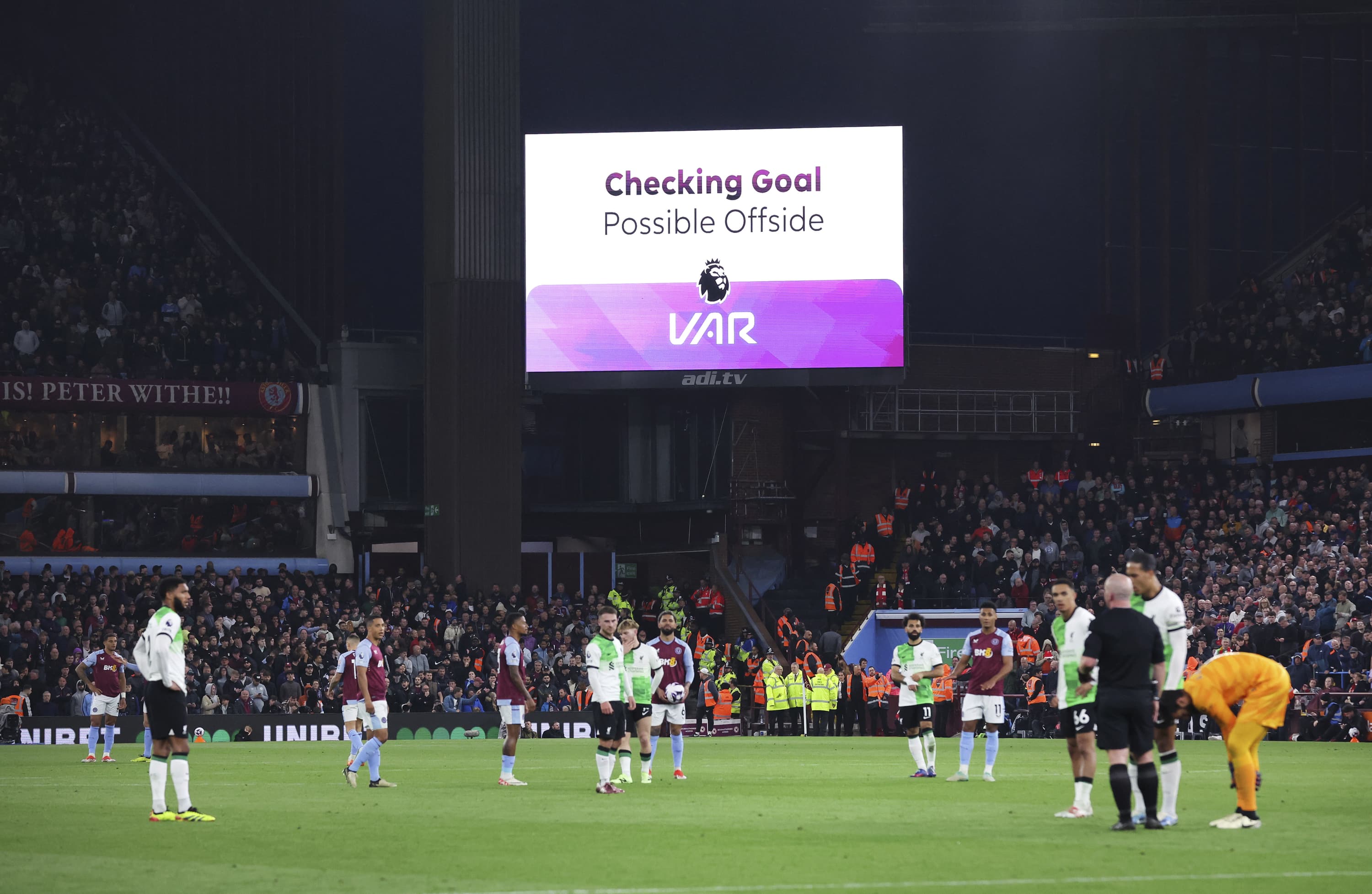 Revisión de VAR en Inglaterra.