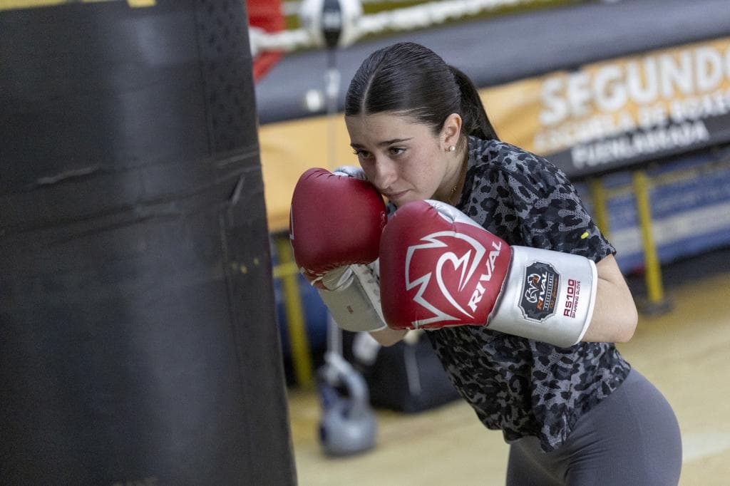 Cintia Sánchez golpea el saco.