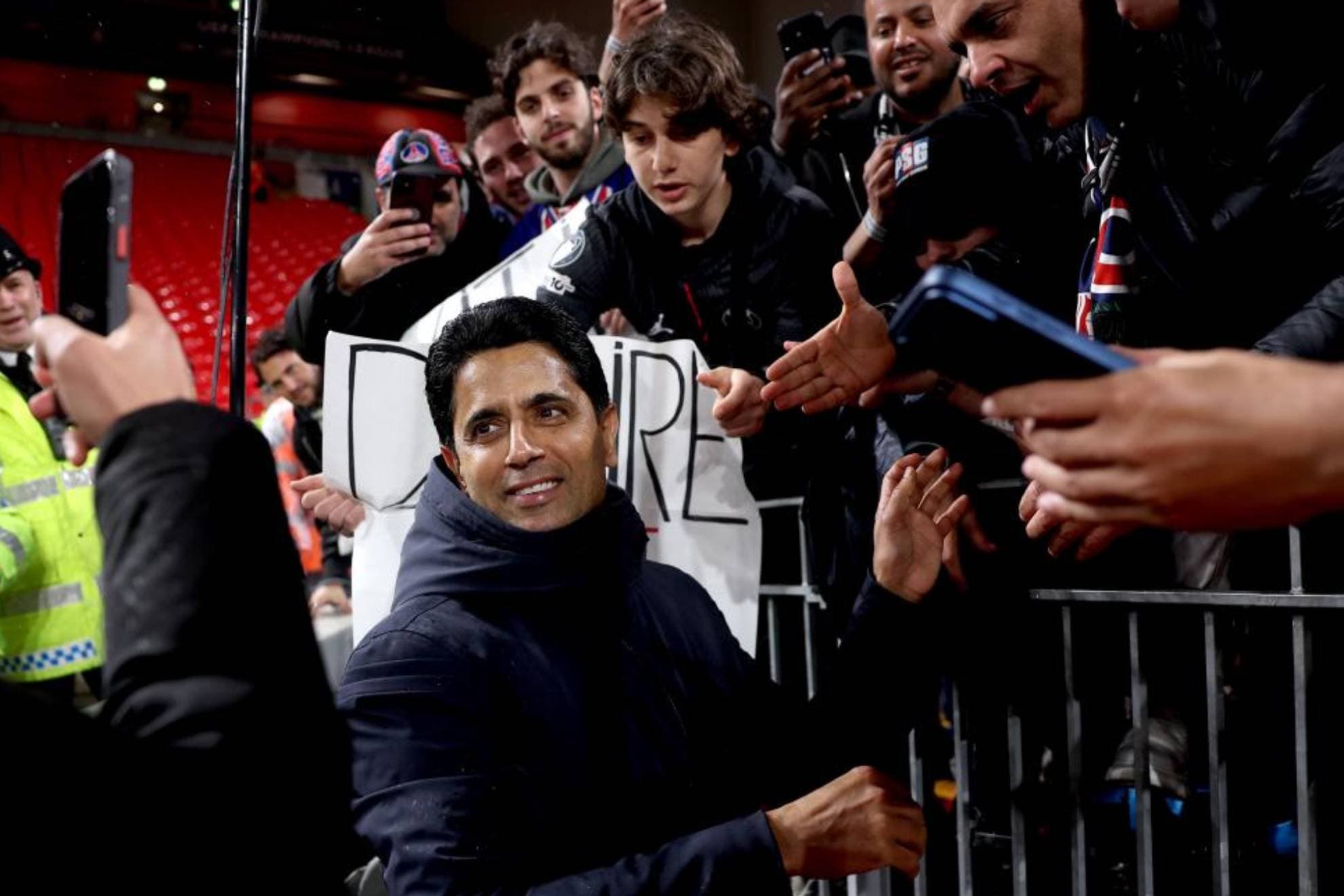Nasser al Khelaifi celebra junto a algunos aficionados el pase ante el Liverpool en Champions.