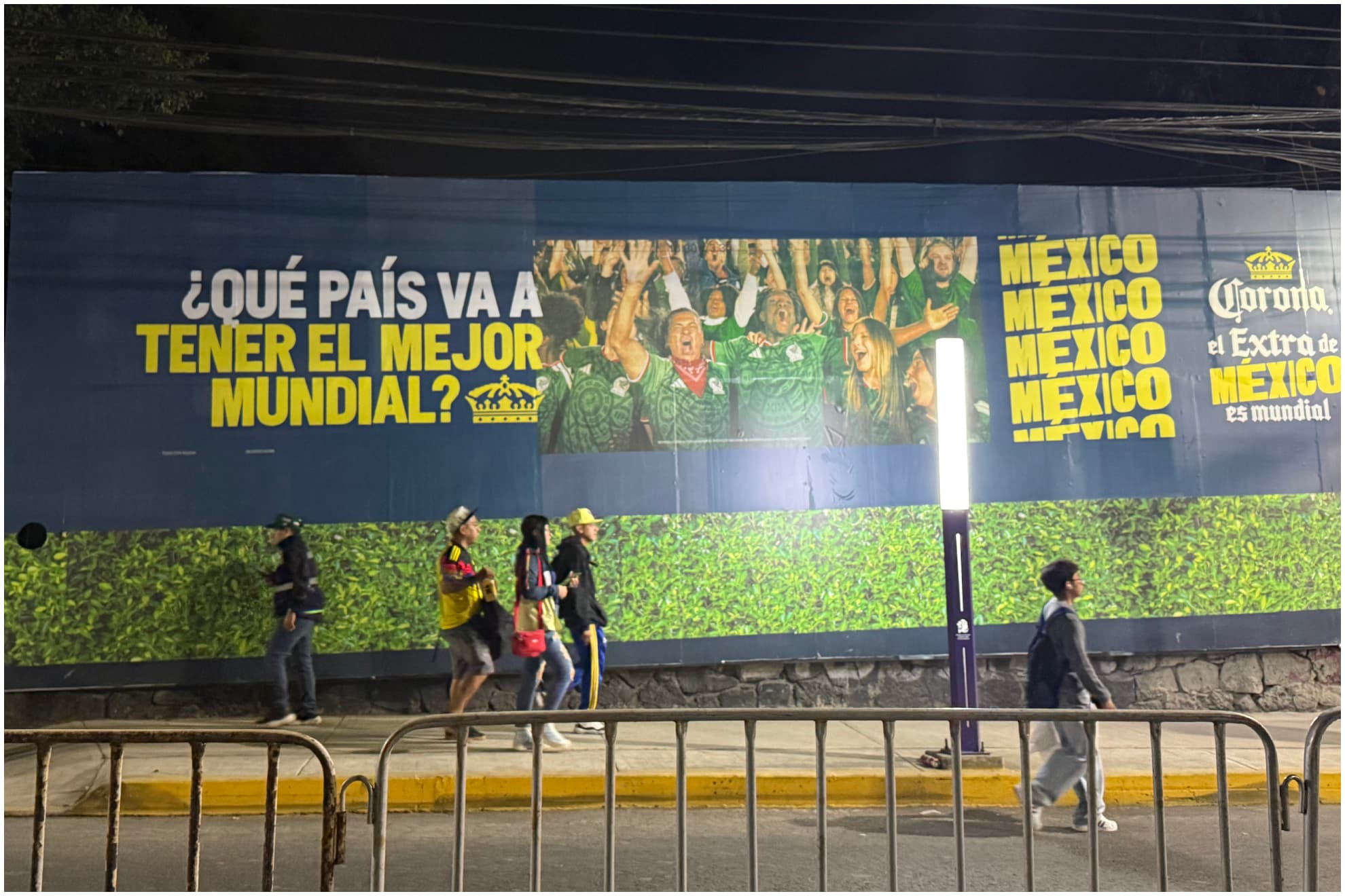 Un cartel publicitario del Mundial de México, cerca del estadio Azteca.