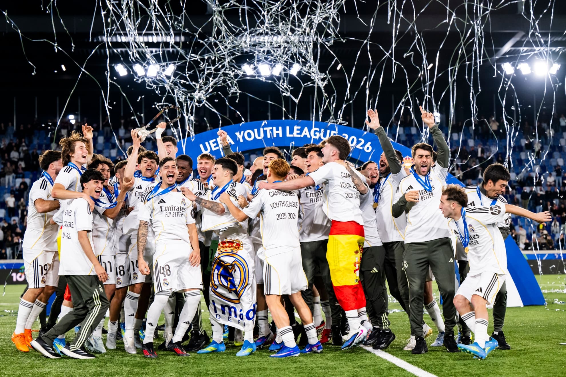 Los jugadores del Juvenil A del Madrid celebran la Youth League conquistada.