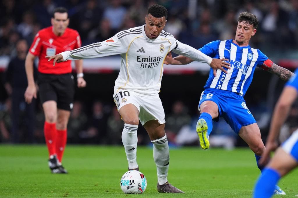Mbappé durante una acción de partido frente al Alavés en el Bernabéu.