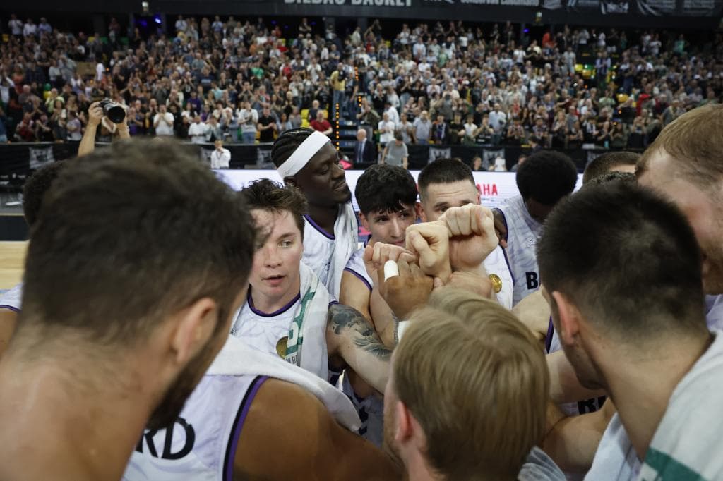 La plantilla del Surne Bilbao celebra tras lograr el pase a la final.