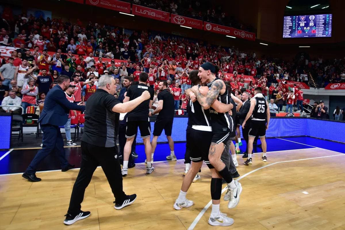 Los jugadores del PAOK celebran el pase a la final en Murcia.