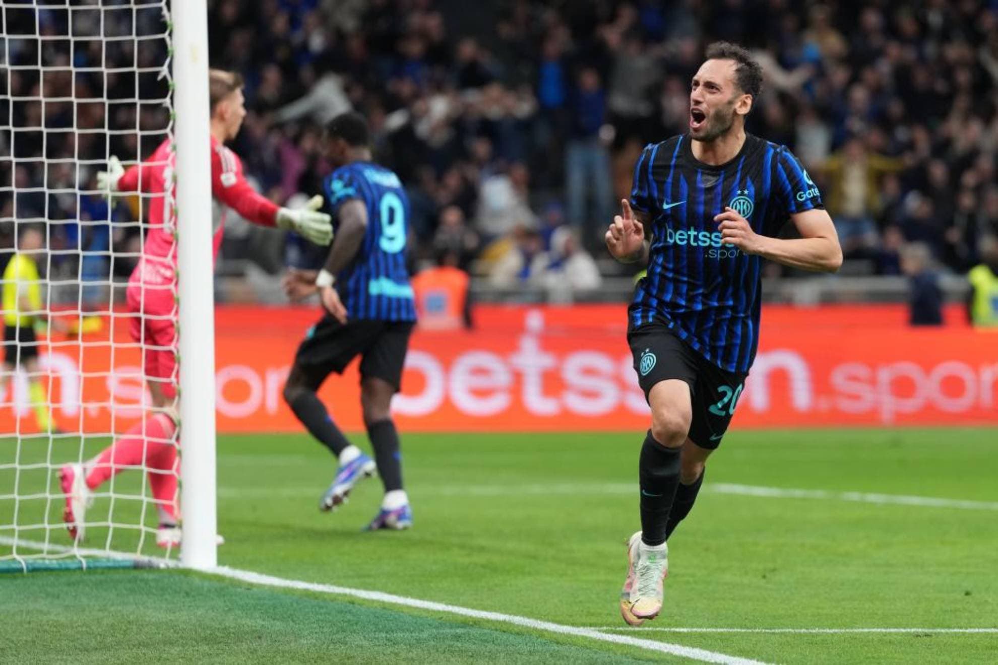 Çalhanoglu celebra el 2-2 frente al Como