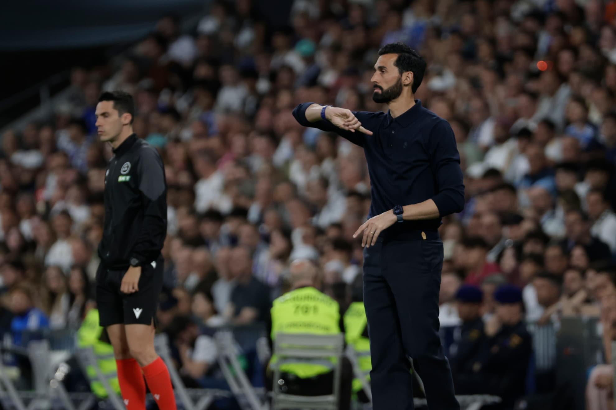 Arbeloa da instrucciones durante el partido ante el Alavés.
