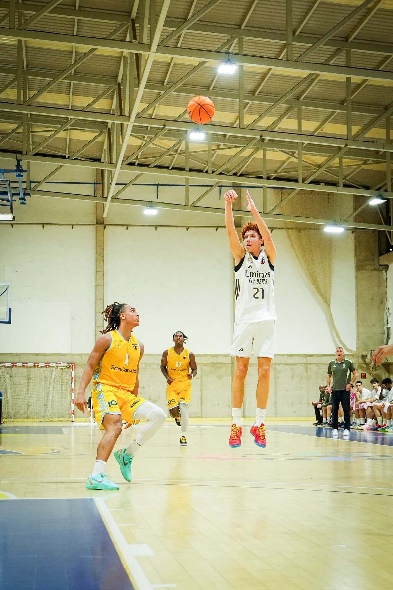 Rhys Selby Robinson lanza un triple.