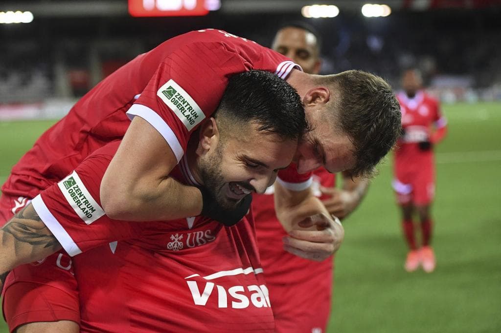 Genís Montolio siendo abrazado por un compañero tras anotar un gol.