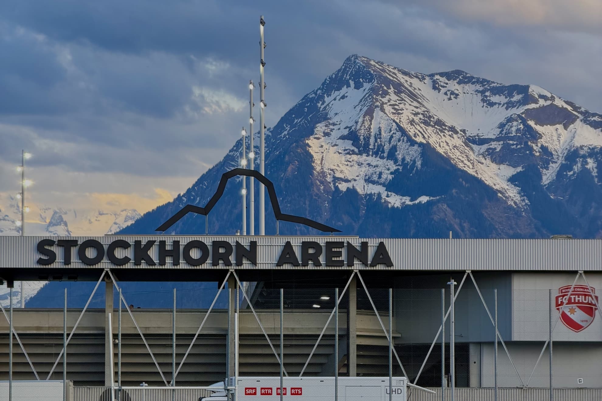 El Stockhorn Arena, estadio del Thun, y sus vistas.