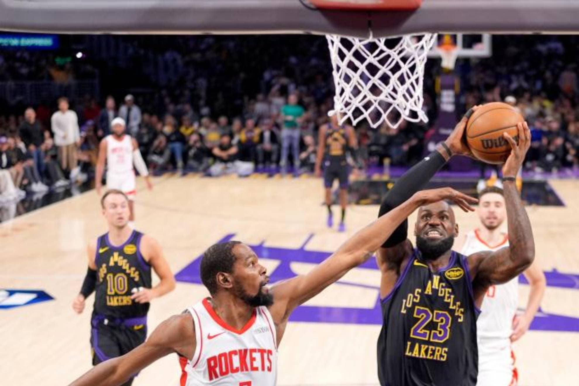 LeBron James entra a canasta ante la defensa de Kevin Durant.