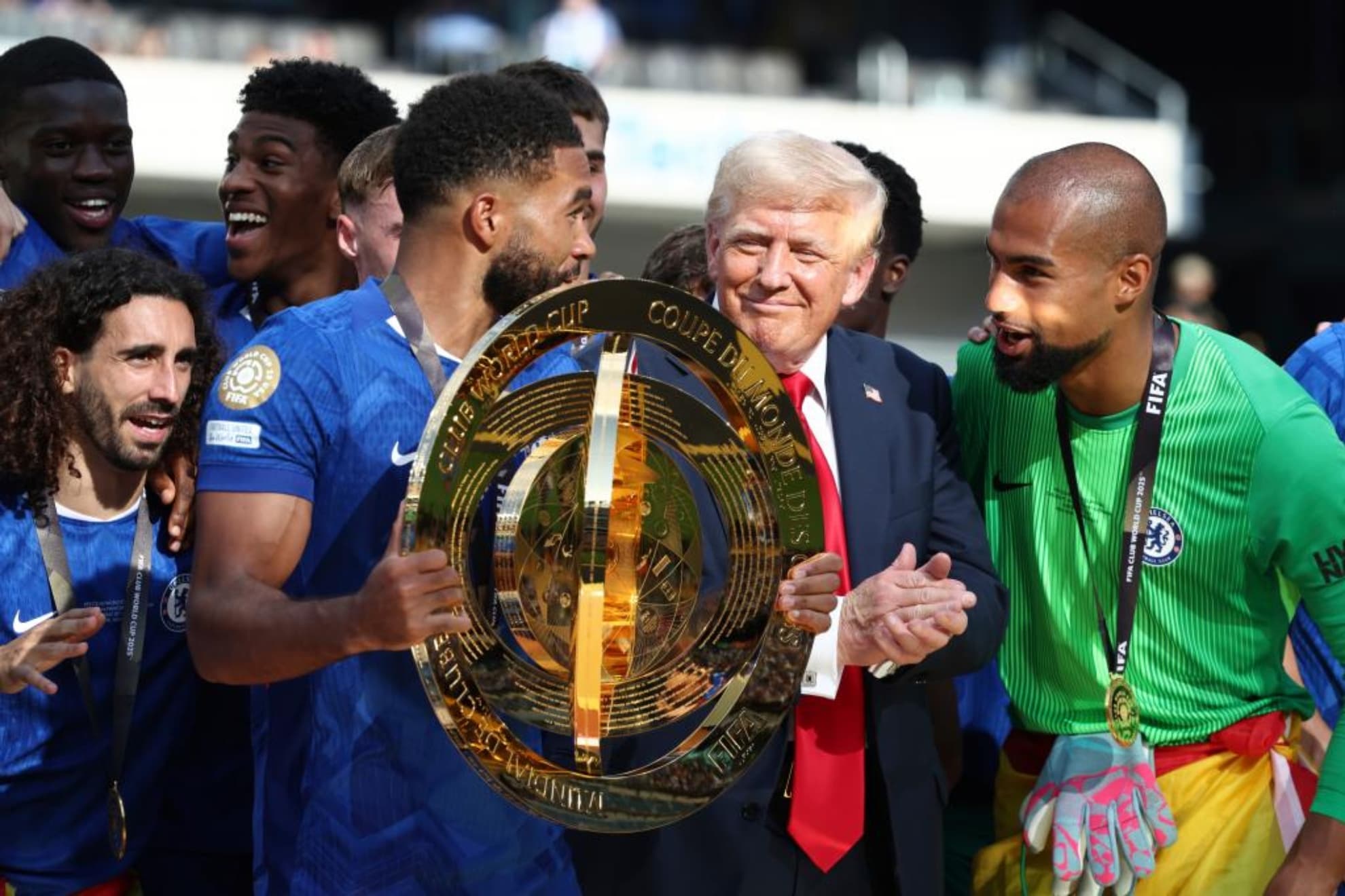 Reece James levanta el Mundial de Clubes en presencia de Donald Trump, Robert Sánchez y Marc Cucurella.