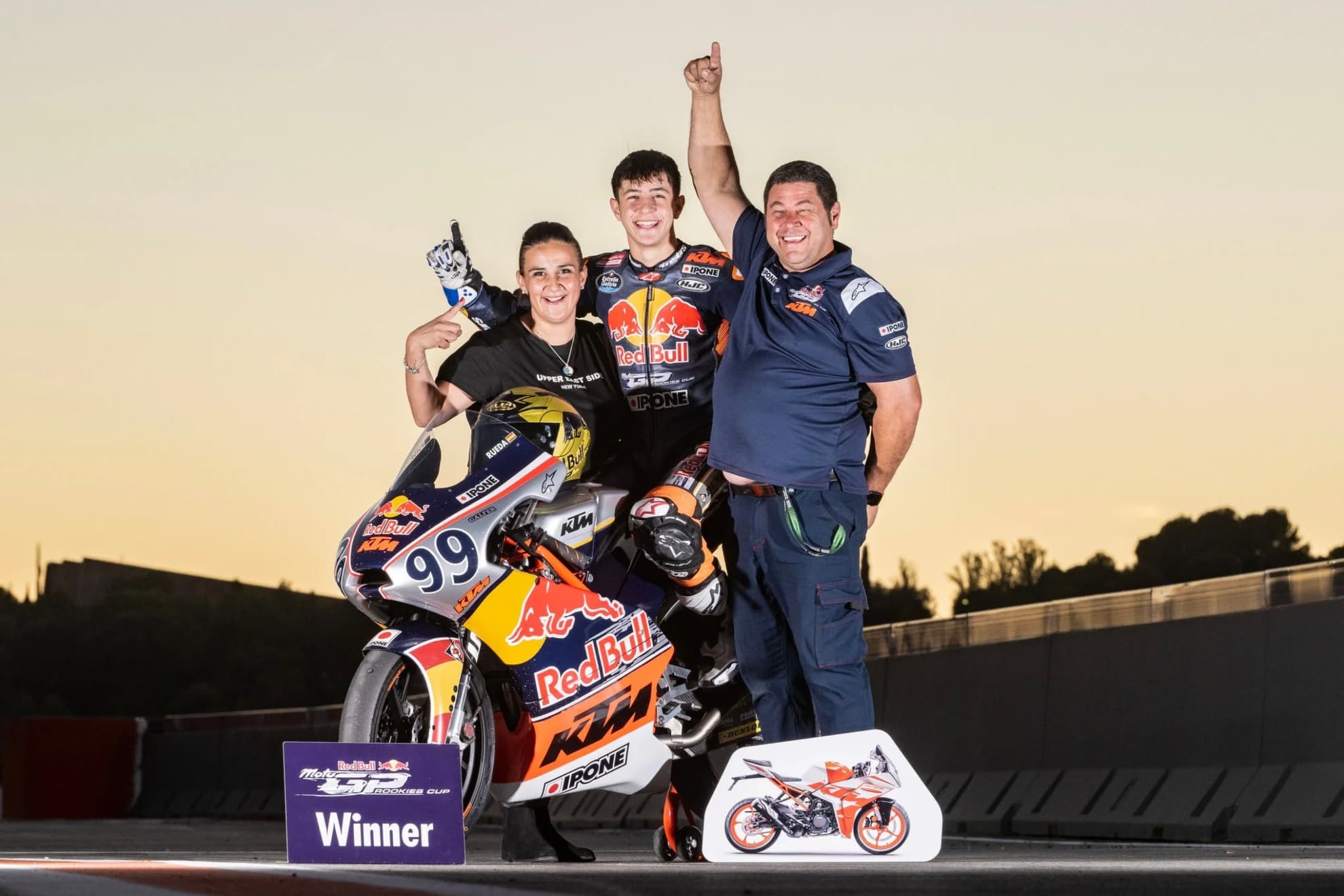 Rueda, con sus padres, tras ganar la Red Bull Rookies Cup.