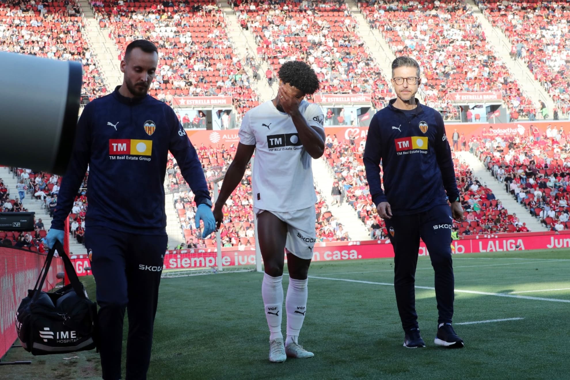 Thierry abandonando el campo lesionado.