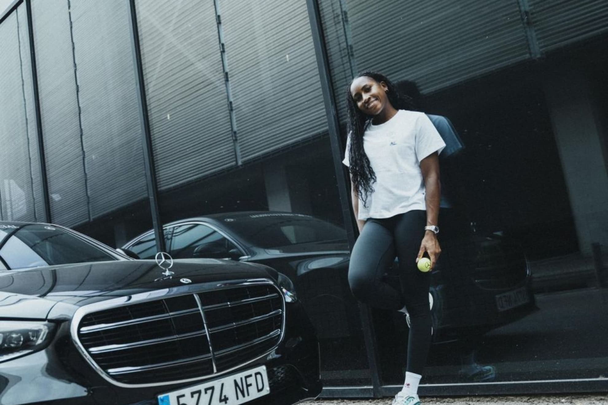 Gauff posa para Mercedes.