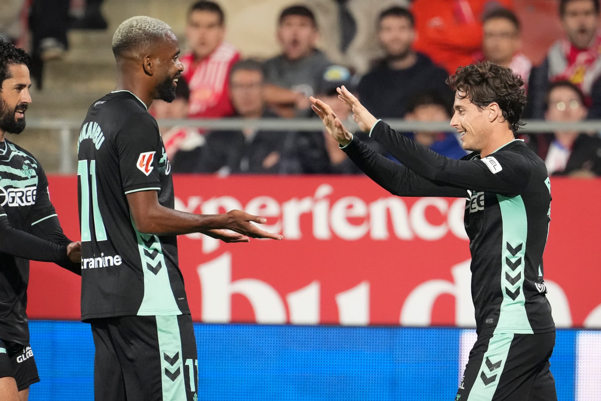 Bakambu e Isco felicitan a Riquelme