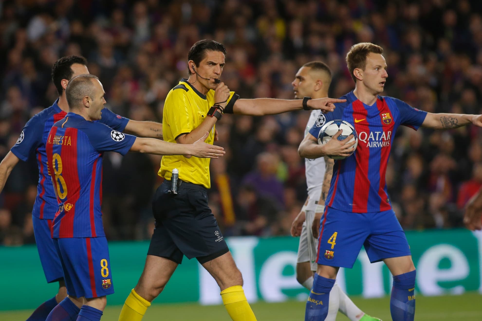 Aytekin, durante el Barça-PSG de 2017.