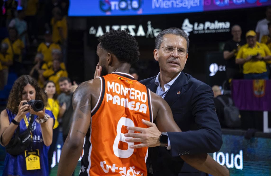 Jean Montero y Pedro Martínez se abrazan tras un partido.
