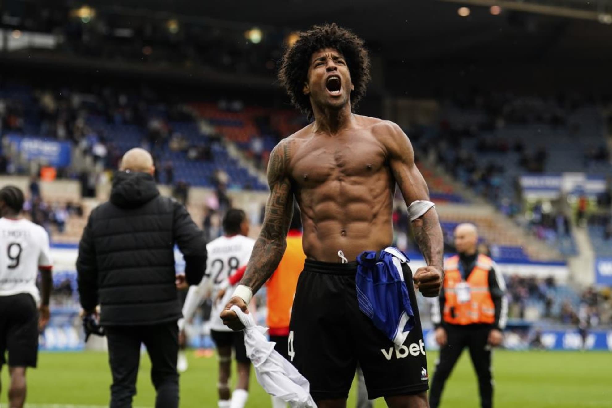 Dante celebra una victoria del Niza.