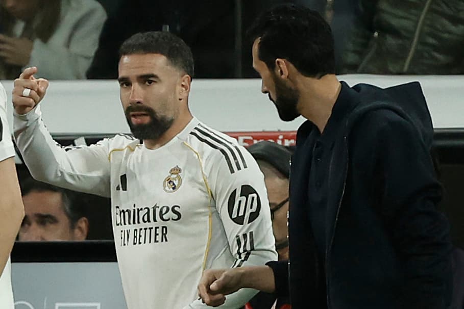 Carvajal y Arbeloa durante el partido Real Madrid-Getafe, antes de saltar al campo el jugador.
