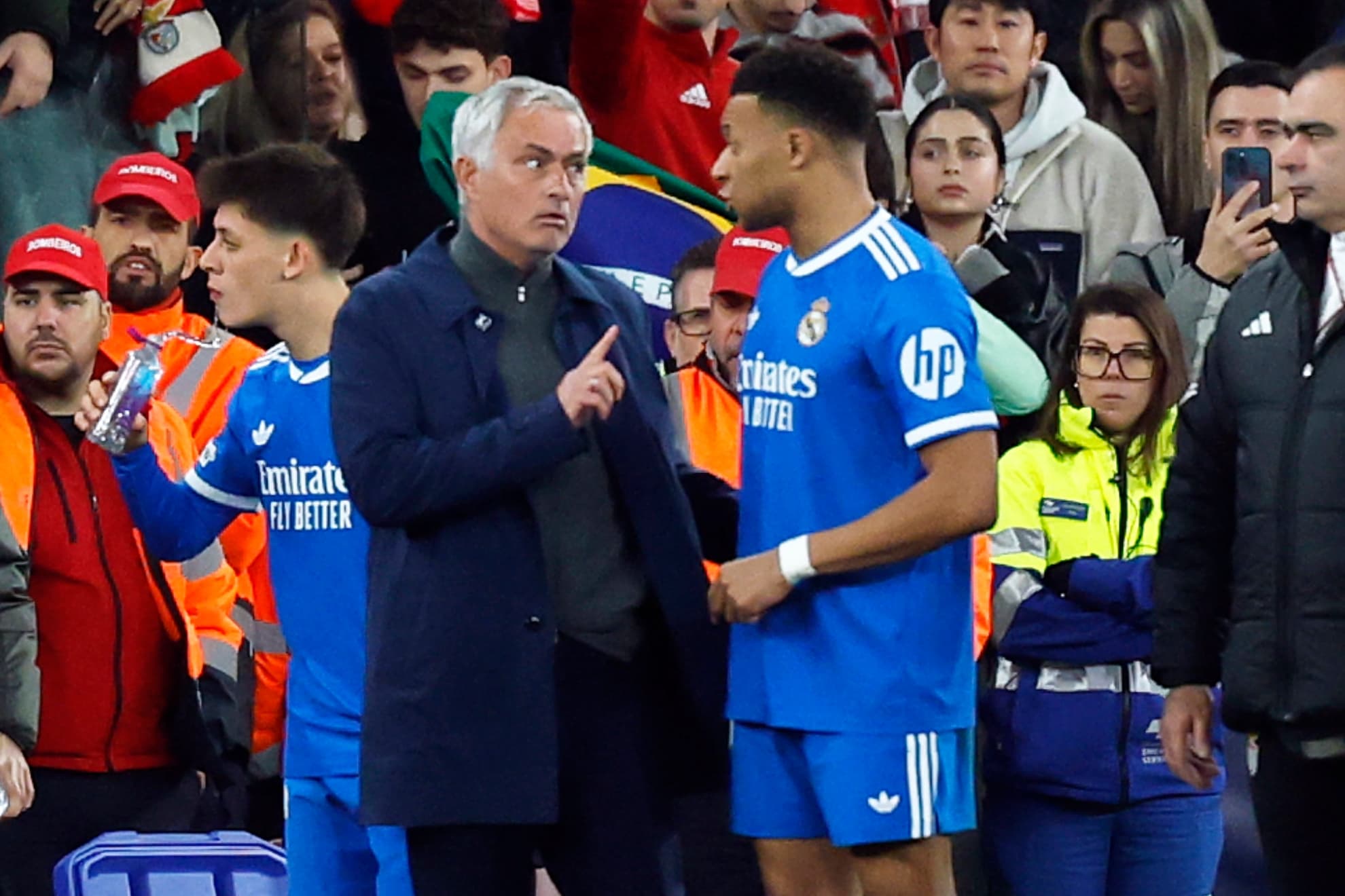 Mourinho y Mbappé charlan en el partido de Champions.