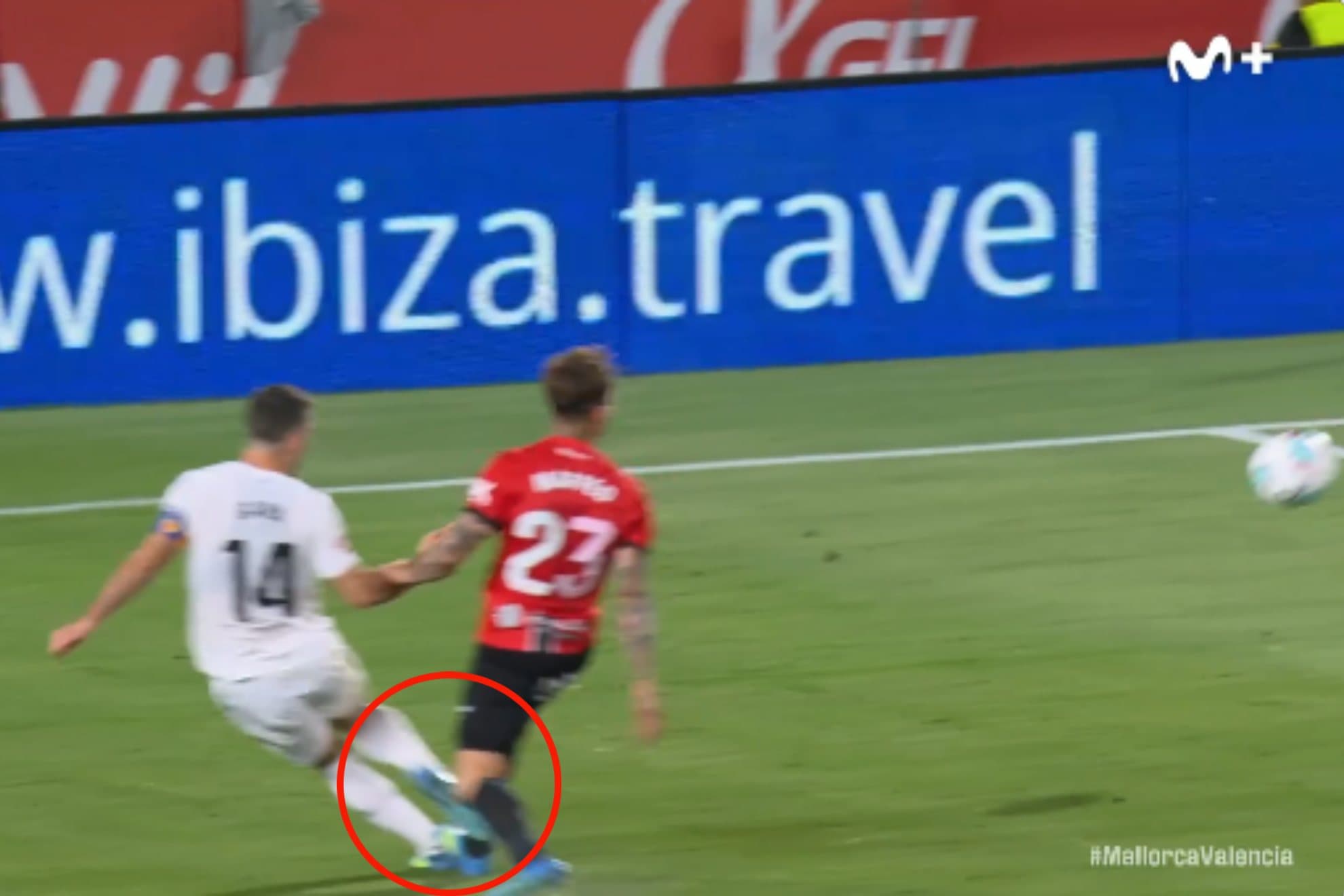 Momento en el que Maffeo pisa a Gayá una vez ha centrado el balón.