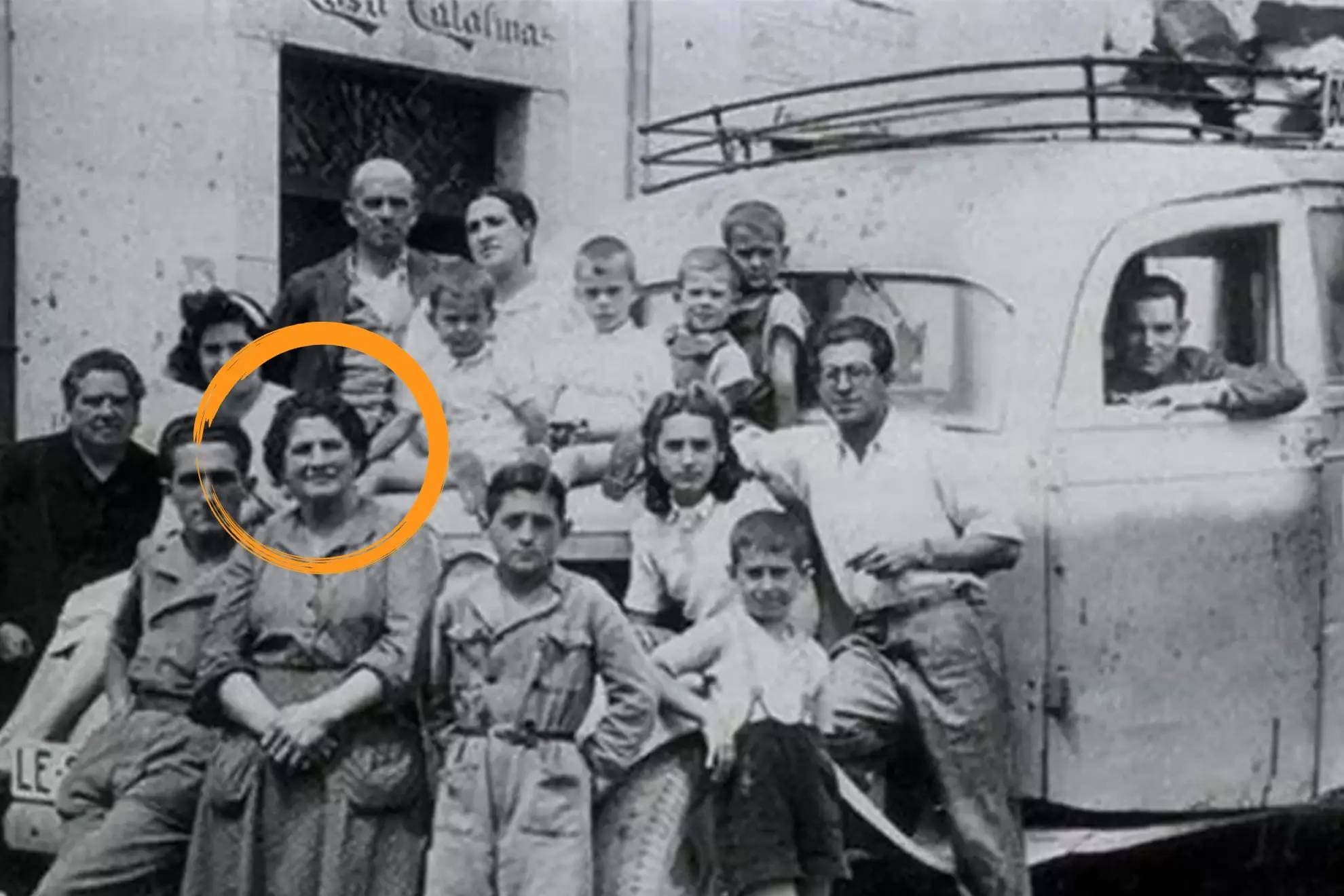 Catalina García, junto a un camión de su propiedad.