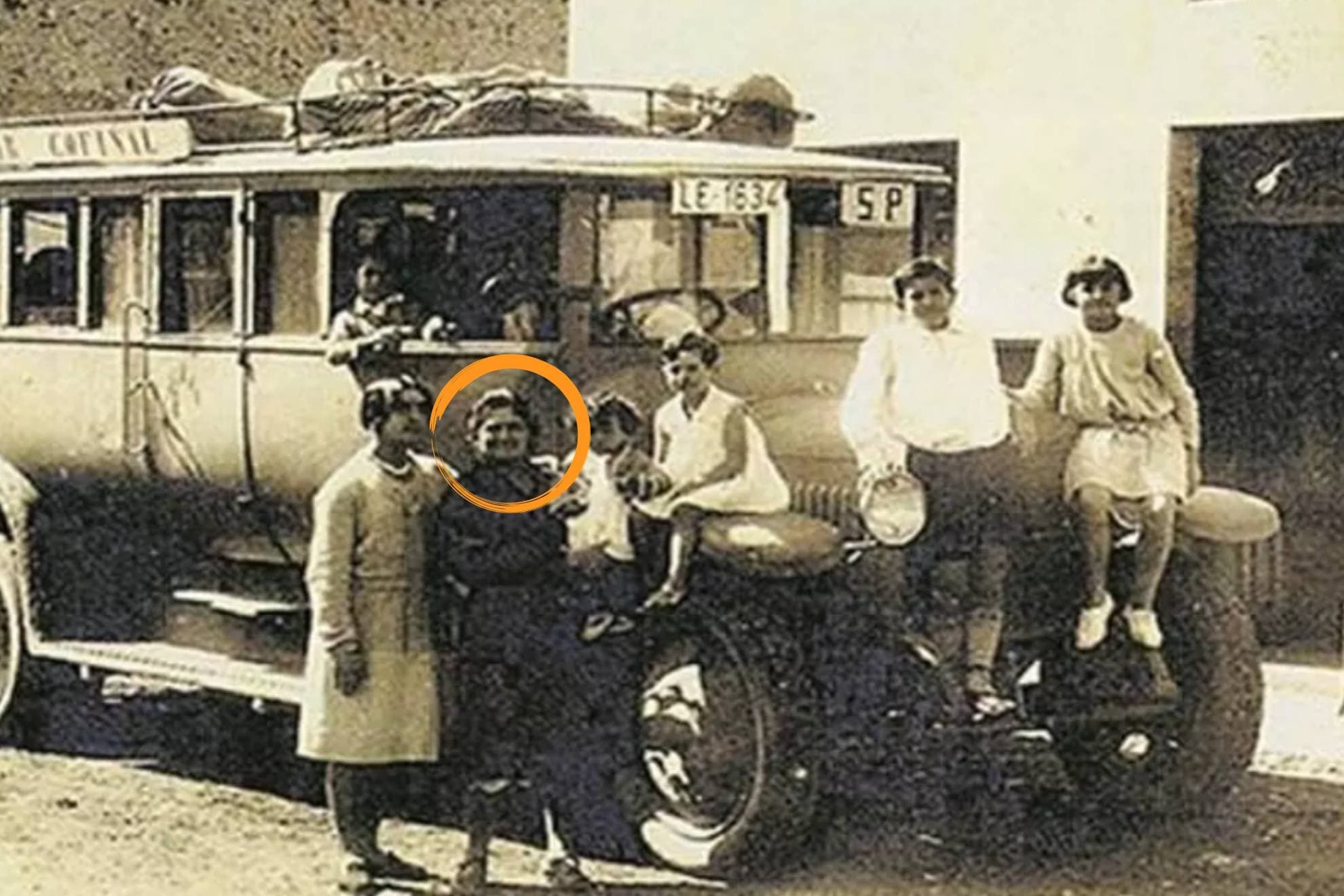 Catalina, junto a uno de sus autobuses.