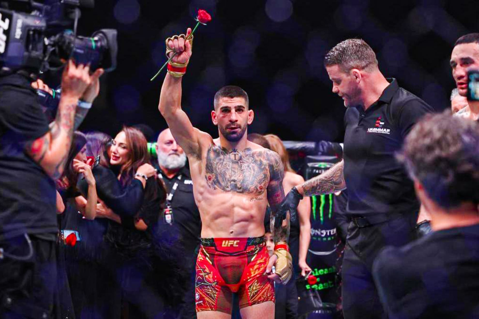 Ilia Topuria celebra su triunfo sobre Max Holloway.