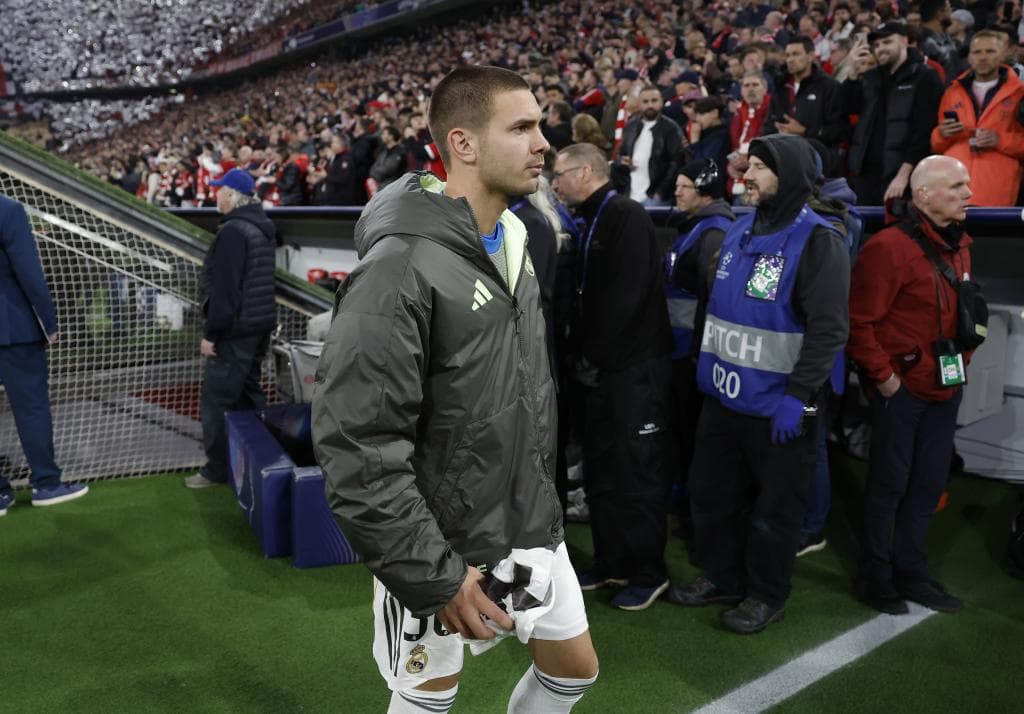 Mastantuono en el banquillo del Allianz Arena durante los cuartos de Champions.
