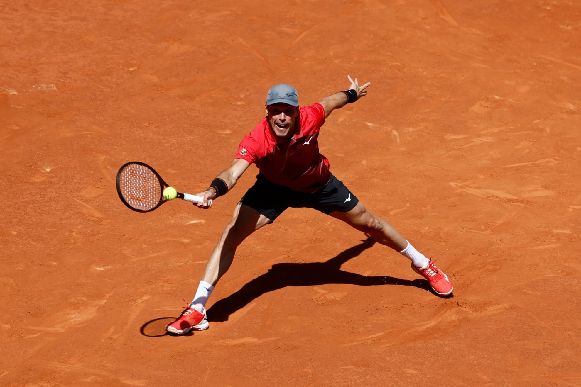 Bautista intenta llegar a una pelota.