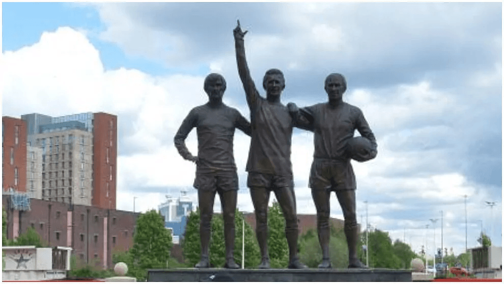 Estatua en los aledaños de Old Trafford representando a George Best, Denis Law y Bobby Charlton.
