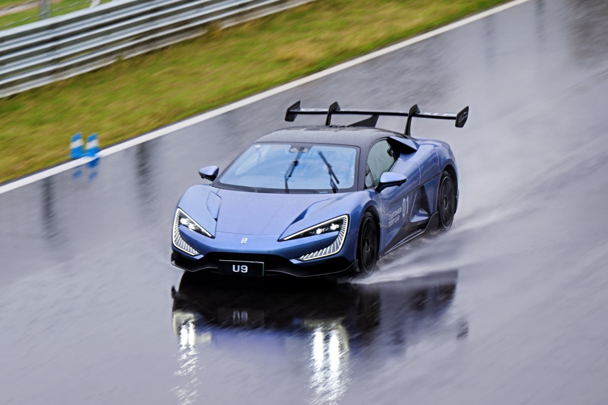 Pudimos tener una breve toma de contacto con el YangWang U9 de 1.305 CV