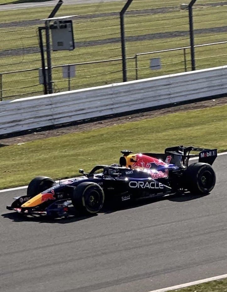 Verstappen, con el RB22 en Silverstone.