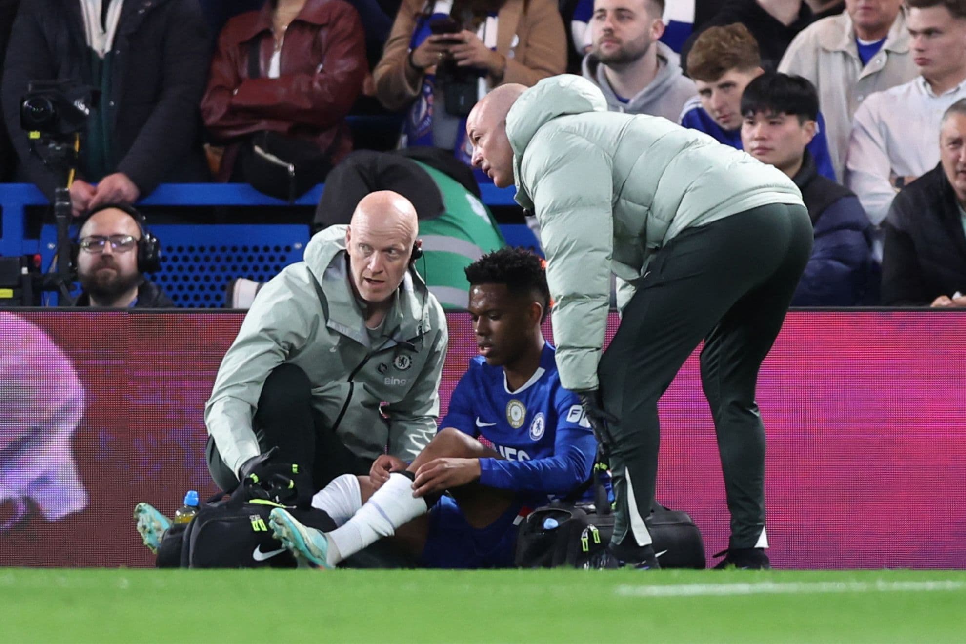 Estevao, atendido por los fisios del Chelsea