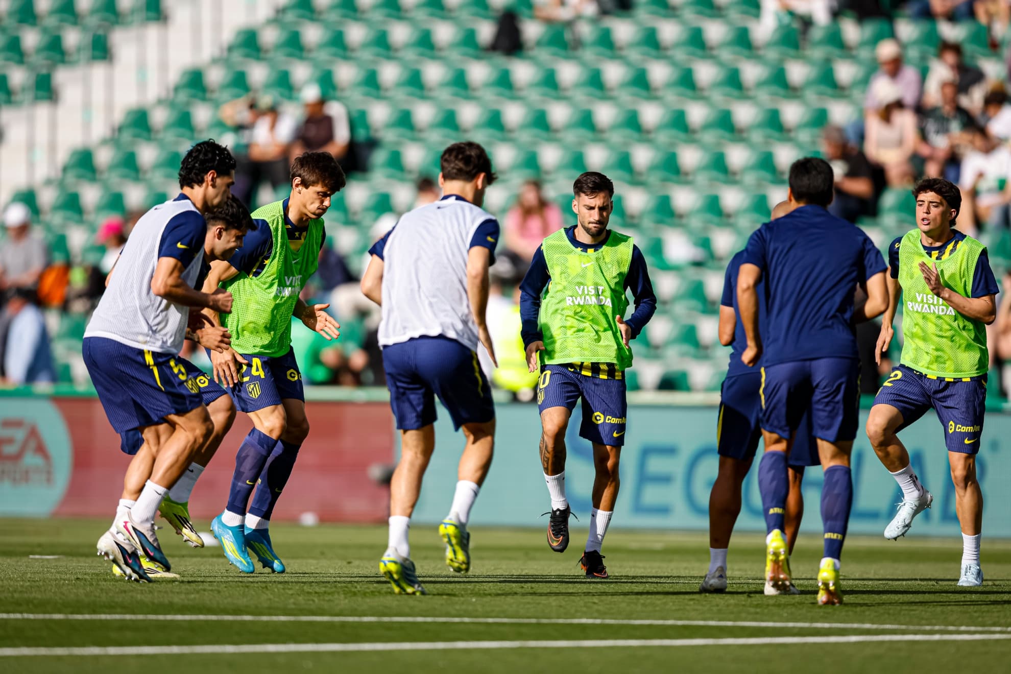 Los jugadores del Atlético calentando.