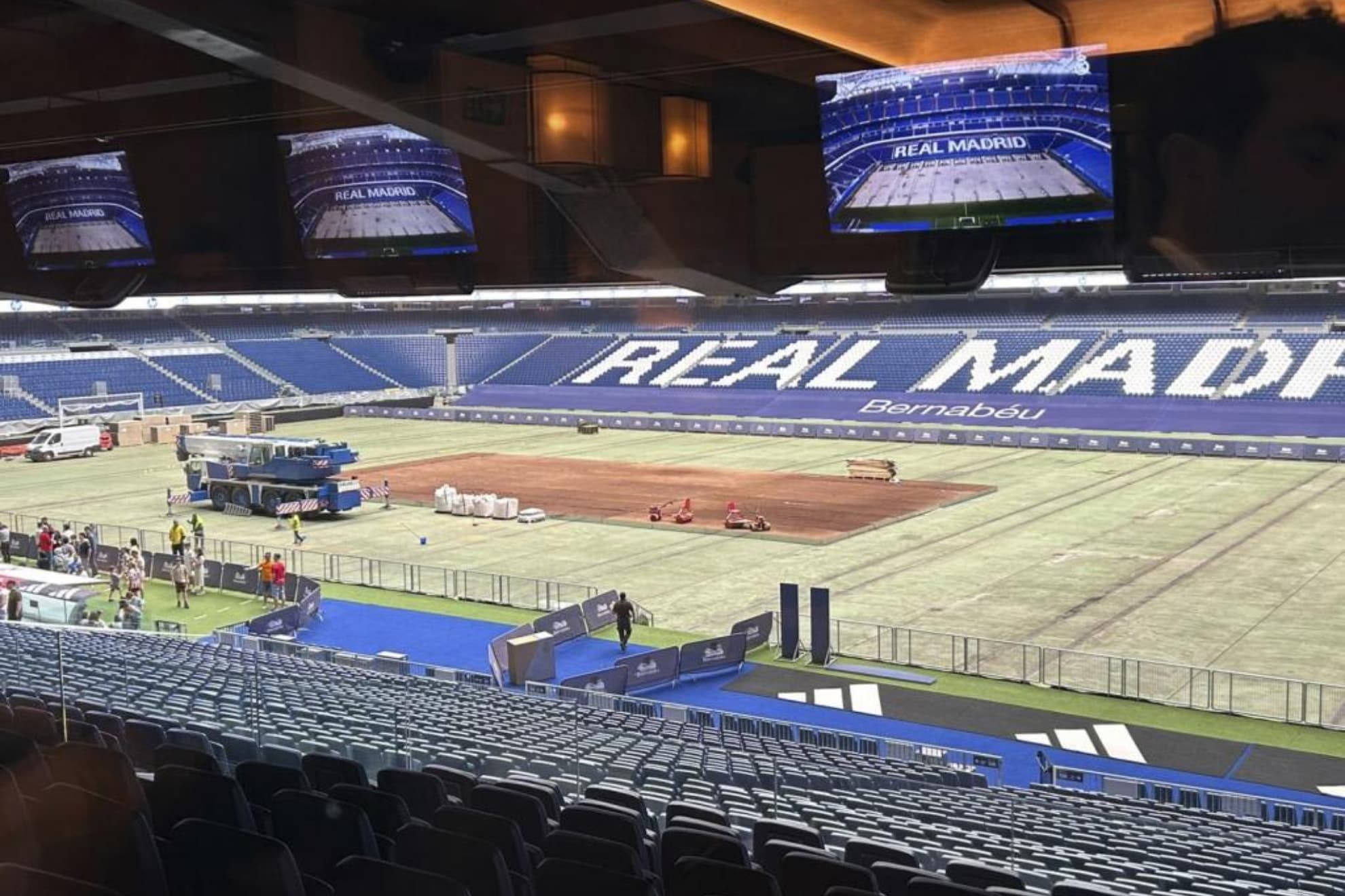 La pista de tenis del Mutua se instala en el Bernabéu.