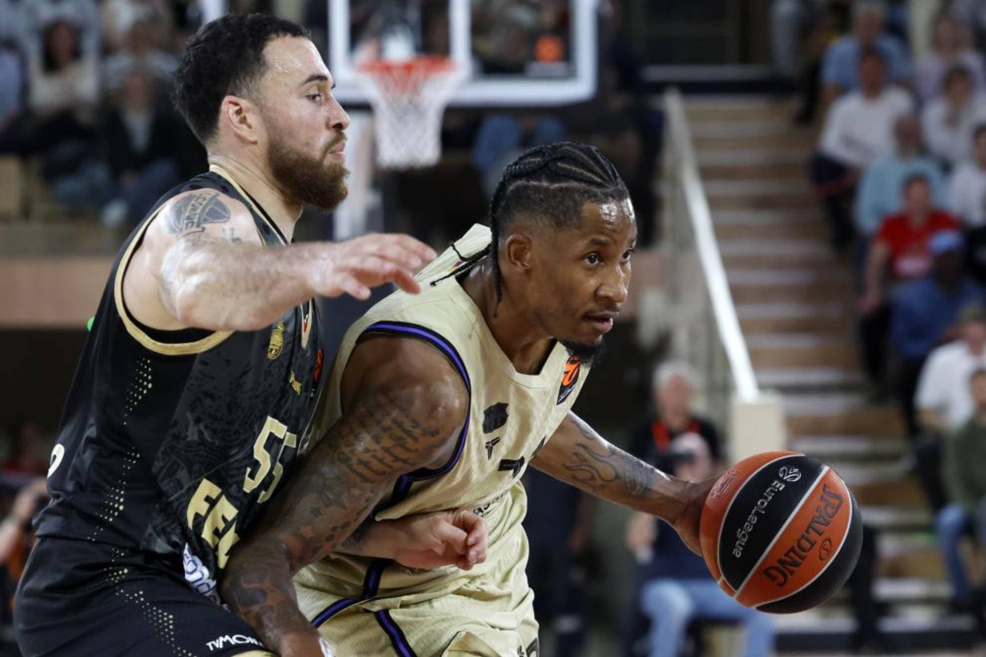 Clyburn intenta atacar ante la defensa de Mike James, del Mónaco.