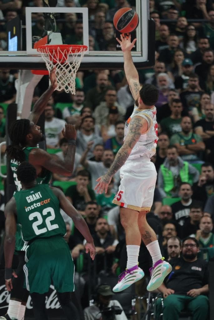 Mike James realiza una bandeja durante el partido ante el Panathinaikos de este martes.