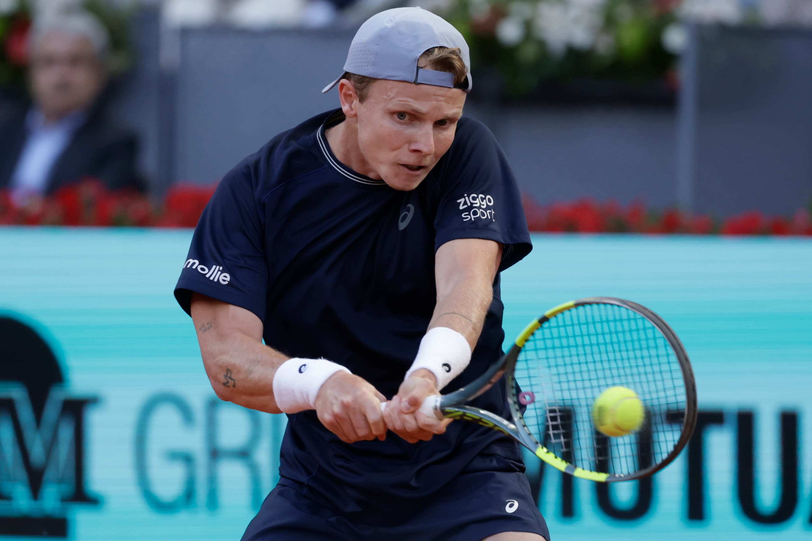 De Jong pega de revés.