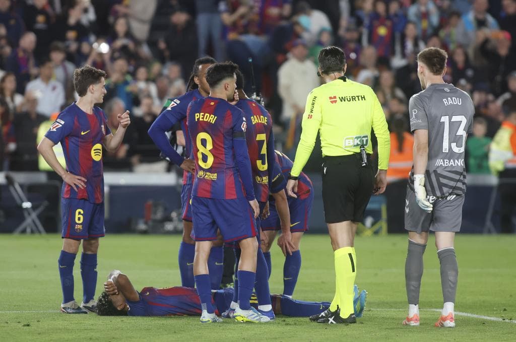 El colegiado y el portero del Celta se preocupan por el extremo.