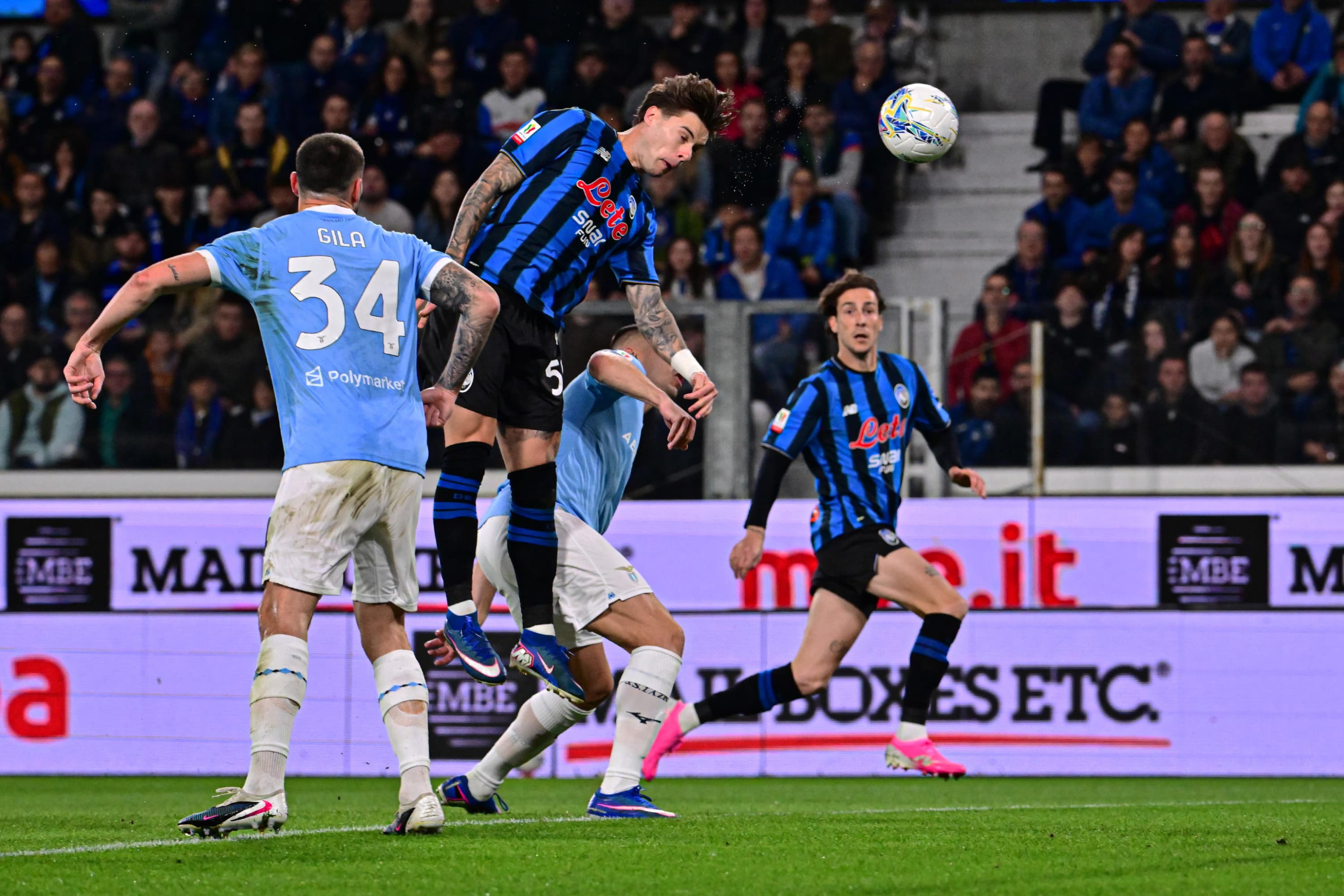 Zalewski remata de cabeza un balón.