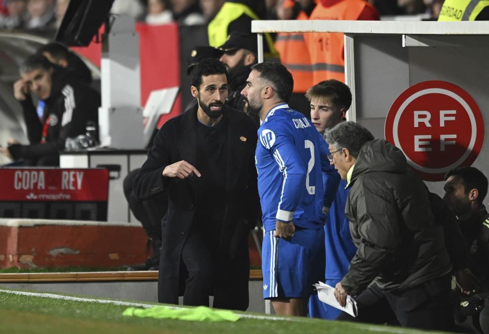 Álvaro Arbeloa y Dani Carvajal conversan durante un partido del Real Madrid