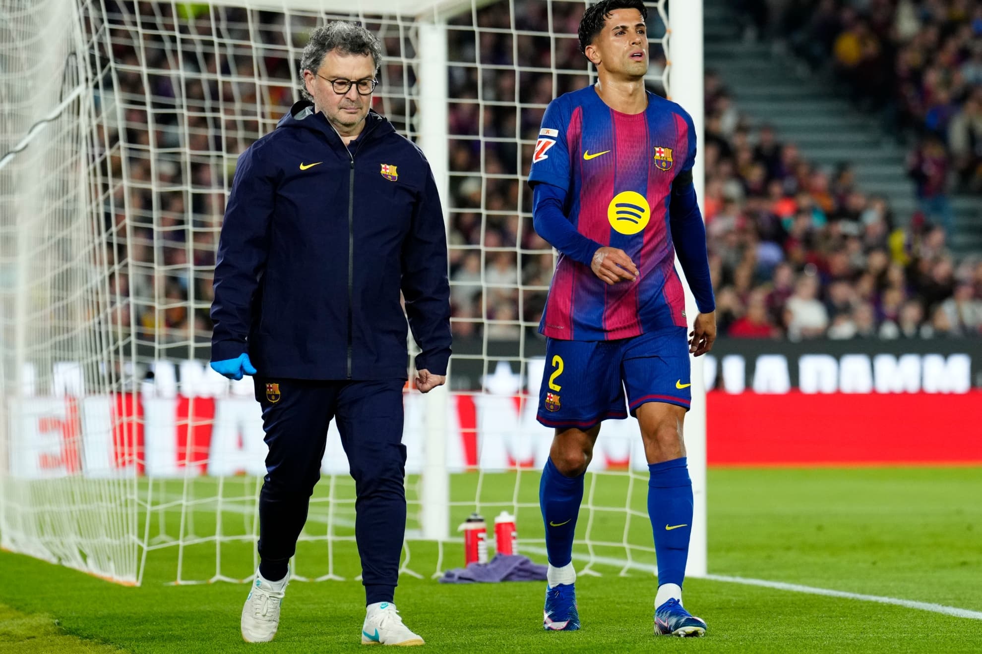 Joao Cancelo se retira del terreno de juego.